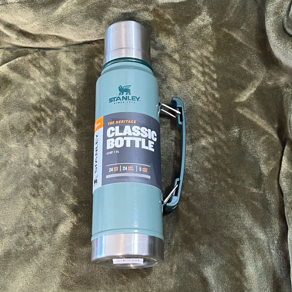 NWT Stanley Classic Bottle